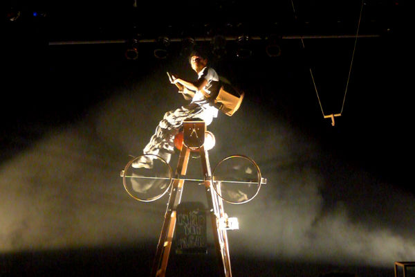 Se o Teatro Marco Camarotti tivesse um pé direito mais alto, a cena da bicicleta ficaria ainda mais bonita